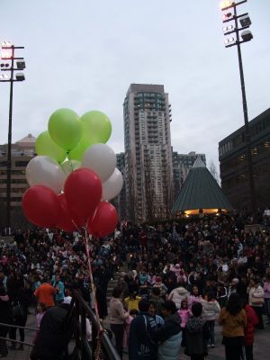 c54-crowdwithballon.jpg